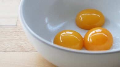 077fa881 Egg Yolks 2 390x220 - ترفند: جدا کردن زرده از سفیده تخم مرغ در سه سوت! + ویدئو