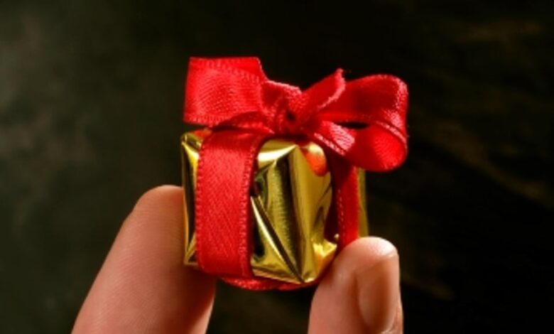 engagement gift 780x470 - هدایای نامزدی چیست؟ همه چیز در مورد هدیه دادن در دوران نامزدی