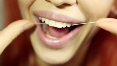 dental floss 390x220 - چگونه جرم دندان را در خانه بگیریم؟ چطوری جرم سیاه دندان را از بین ببریم؟
