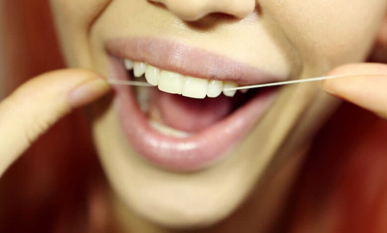 dental floss 780x470 - چگونه جرم دندان را در خانه بگیریم؟ چطوری جرم سیاه دندان را از بین ببریم؟