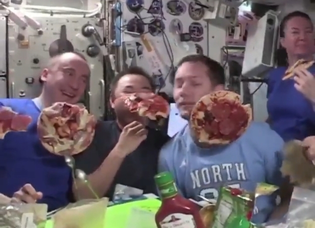60787 681 - فیلم جالب پیتزا خوردن در ایستگاه فضایی در بی‌وزنی