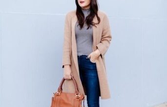 With sunglasses navy blue skinny jeans brown leather tote bag and brown ankle boots 342x220 - آموزش استایل یقه اسکی با بافت | ست یقه اسکی با بافت