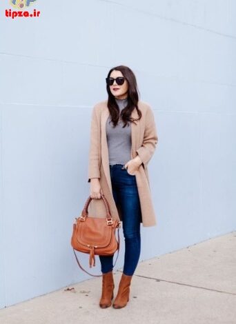 With sunglasses navy blue skinny jeans brown leather tote bag and brown ankle boots 342x470 - آموزش استایل یقه اسکی با بافت | ست یقه اسکی با بافت